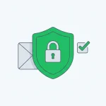 Escudo con un candado protegiendo un sobre de correo, junto a una casilla de consentimiento marcada